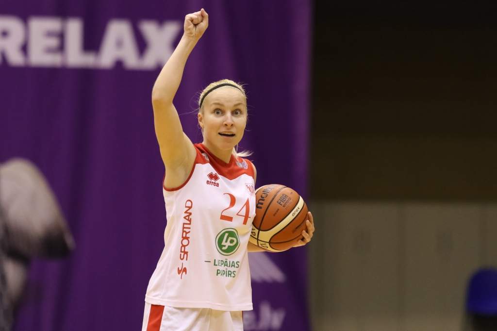 "Liepājas papīrs"/LSSS basketbolistes apvienotā čempionāta mačā uzvar RSU komandu un pakāpjas uz otro vietu