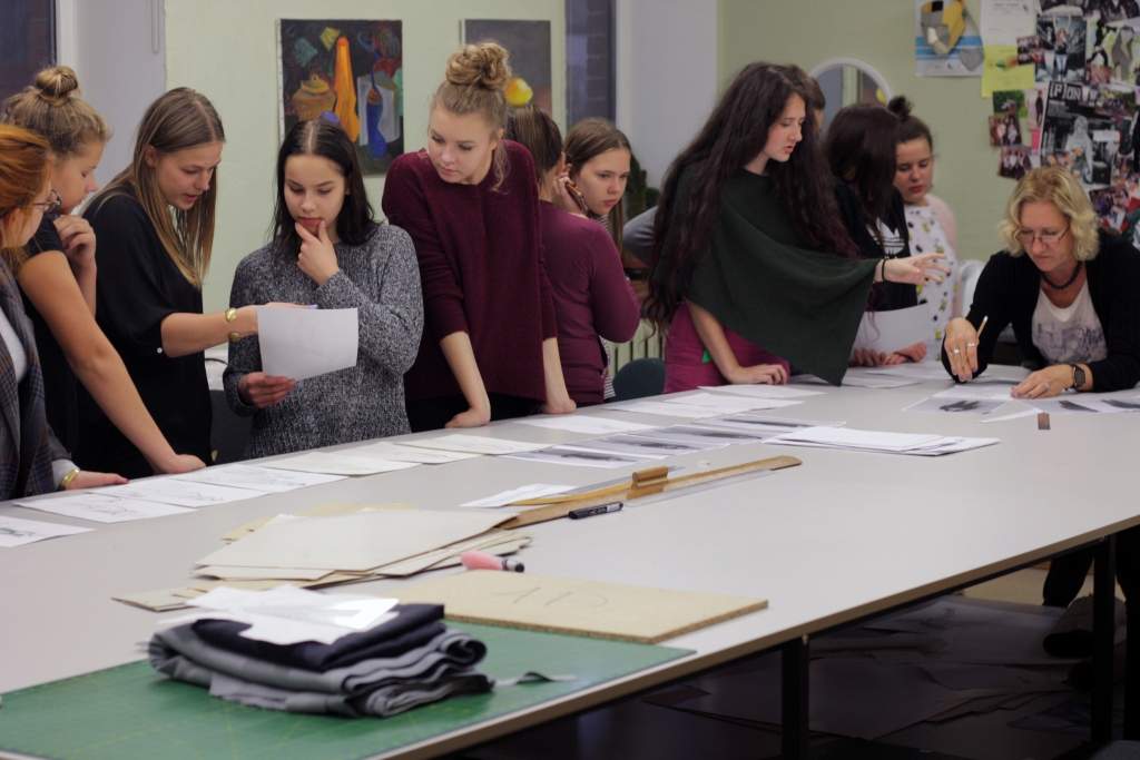 Topošie dizaineri izstrādā Liepājas Katoļu skolas formas prototipu