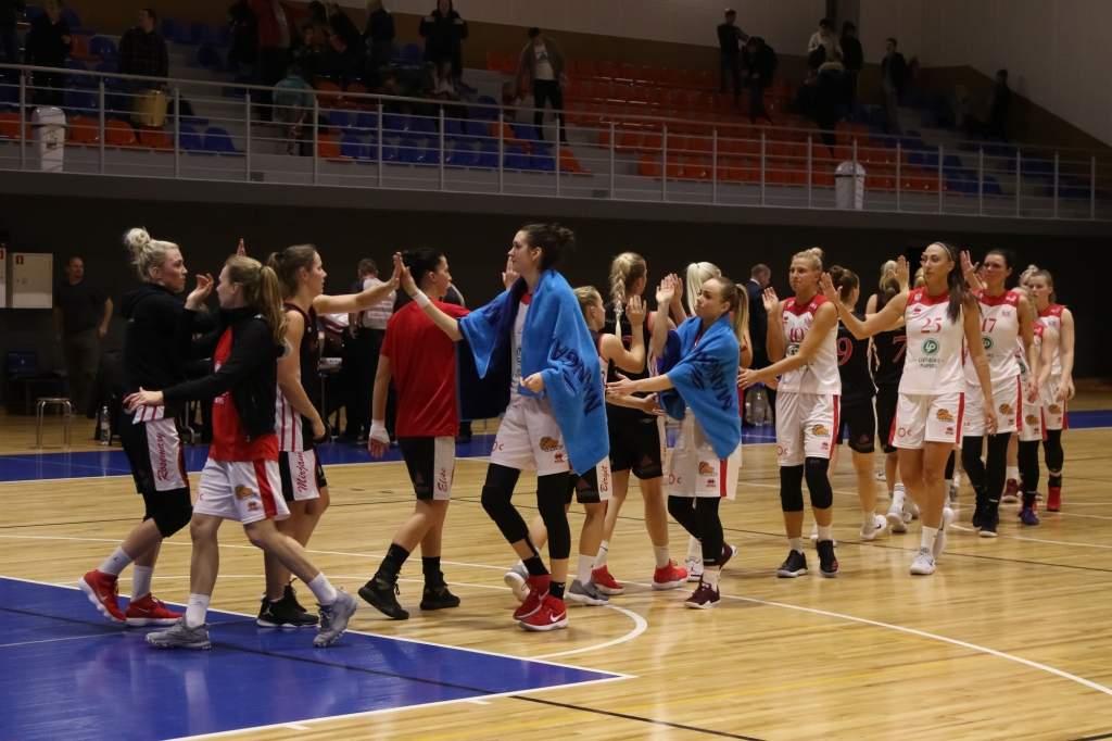 FOTO: "Liepājas papīrs"/LSSS basketbolistes apvienotā čempionāta mačā sagrauj "Tallinas Universitāti"