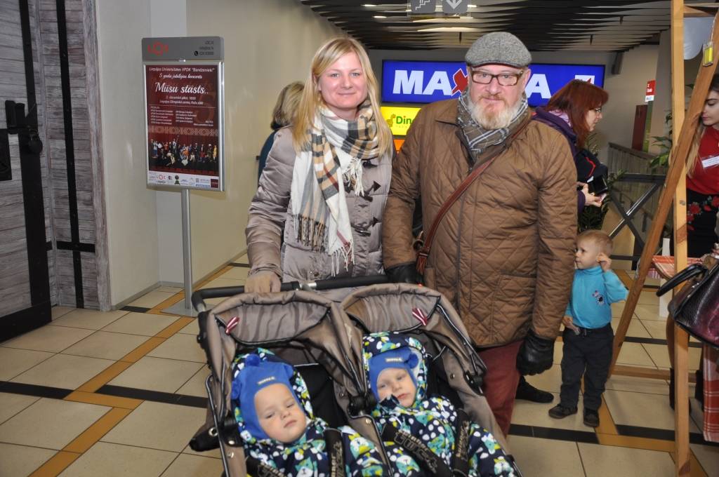 Jaunieši gadatirgū izrāda savus uzņēmumus un tirgošanās prasmes
