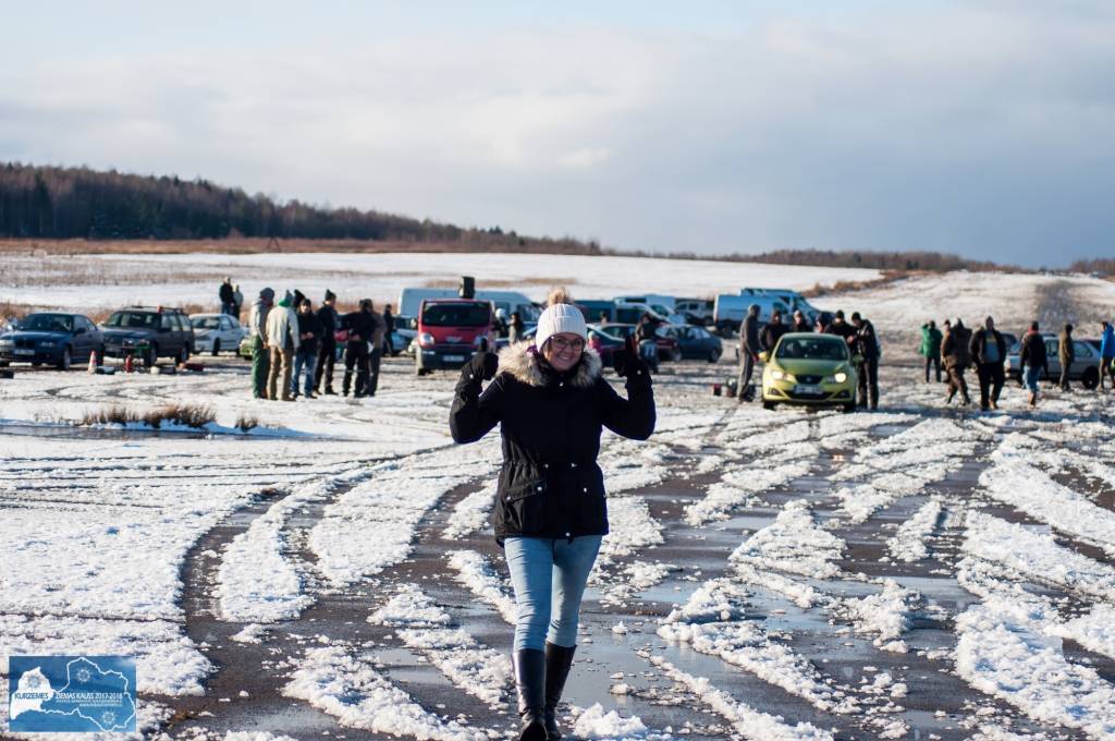 FOTO: Ziemīgos laikapstākļos "Kurzemes ziemas kausa" pirmajā posmā piedzīvo pat vieglu kūleni