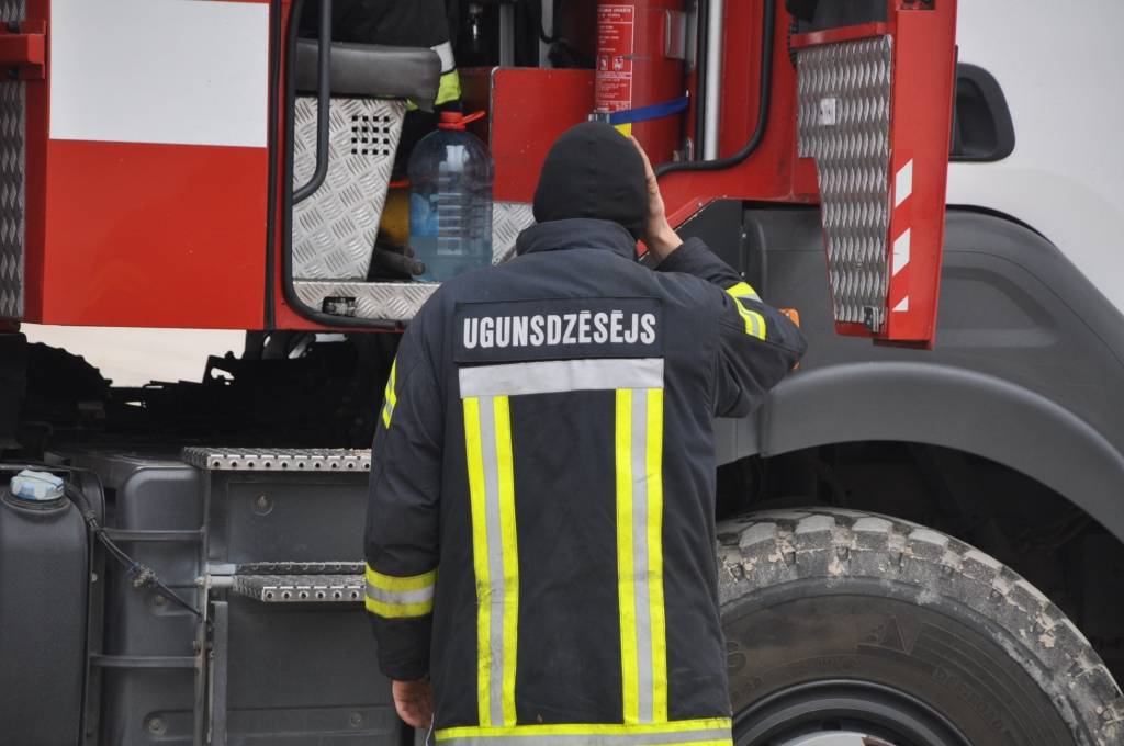 Kalvenē nodeg dzīvojamā māja; Glābšanos darbos cieš ugunsdzēsējs