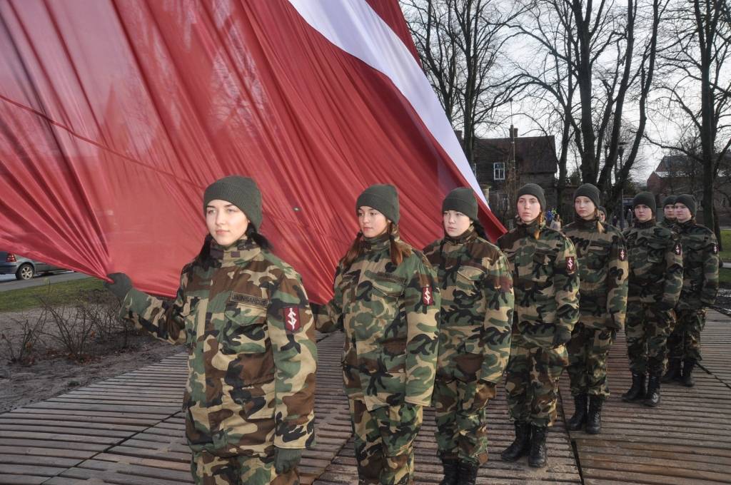 FOTO: Liepājā svinīgi paceļ Latvijas lielformāta karogu