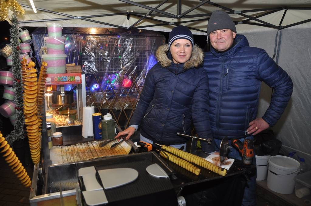 FOTO: Nakts tirdziņā Grobiņā šogad daudz tirgotāju   