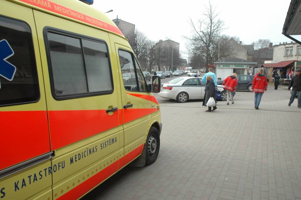 Liepājā zēni iemet petardi meitenes zābakā