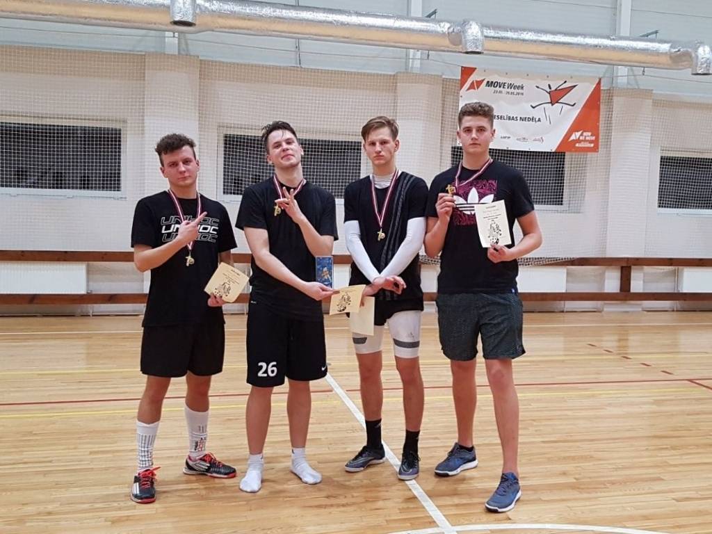 Dunalkā noskaidro uzvarētājus Nakts florbola turnīrā