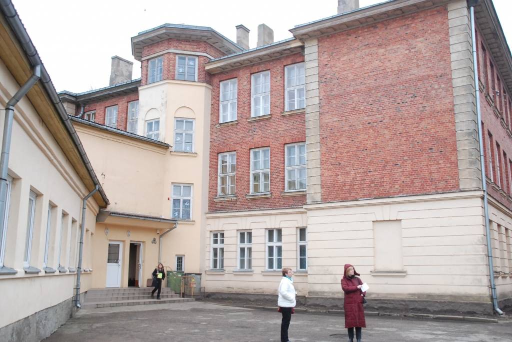 Nīcenieki piketēs Rīgā par vidusskolas saglabāšanu