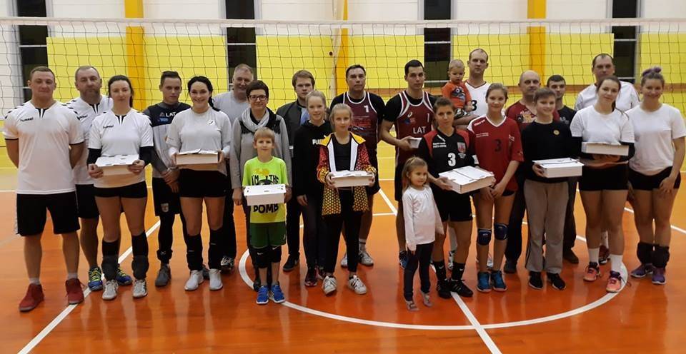 Rekordskaits komandu piedalās ģimeņu volejbola turnīrā