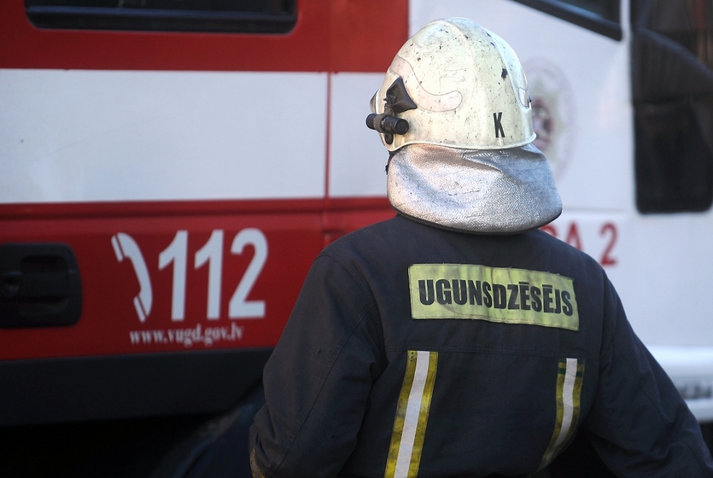 Liepājā no degošas mājas izglābj cilvēkus