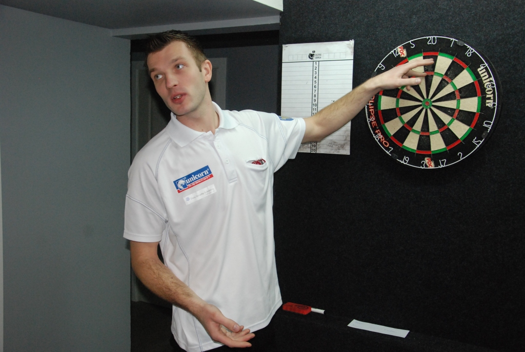 FOTO: Grandberga pirmajā rīkotajā turnīrā triumfē Latvijas dārta zvaigzne Madars Razma