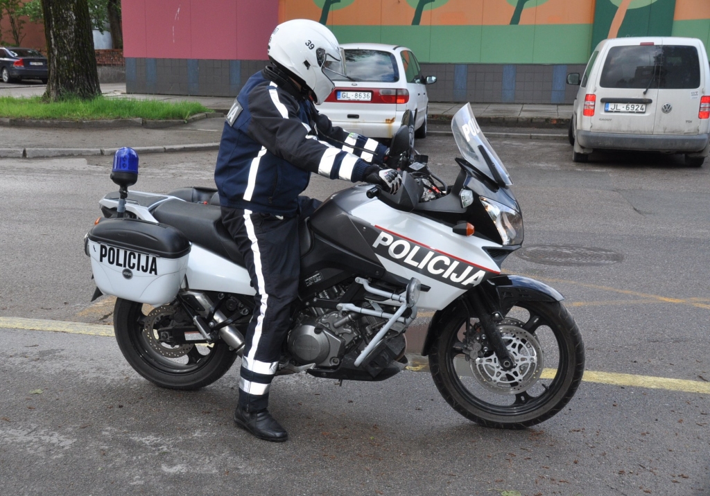 Liepājā aiztur iereibušu vīrieti, kurš ar cirvi piedraud visus nogalināt