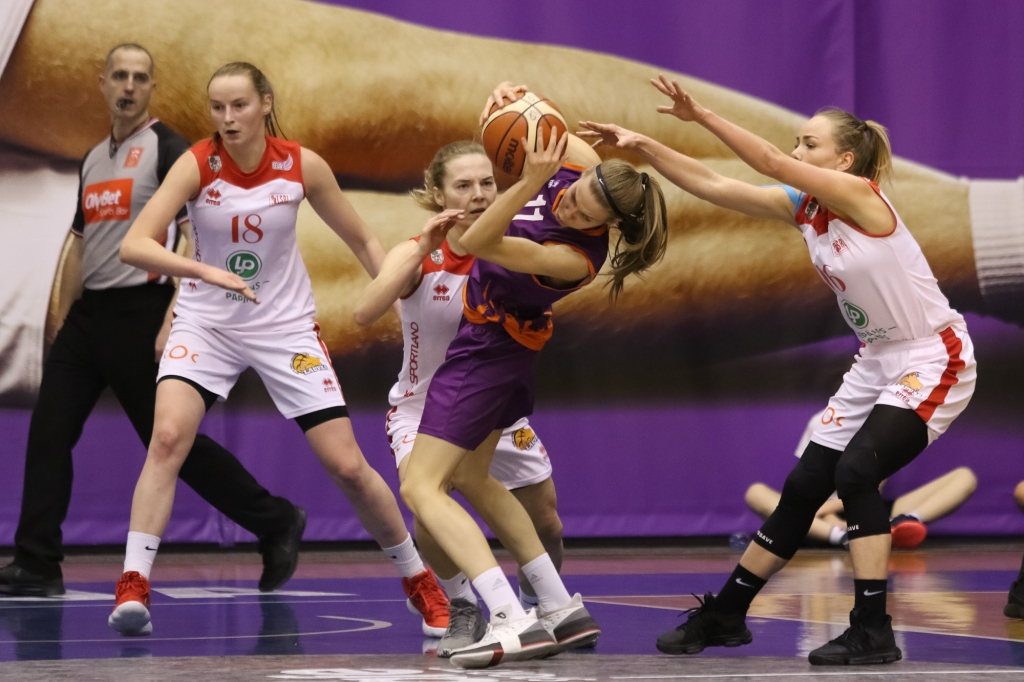 "Liepājas papīra"/LSSS basketbolistes apvienotā čempionāta spēlē sagrauj "TTT Rīga-Juniores"