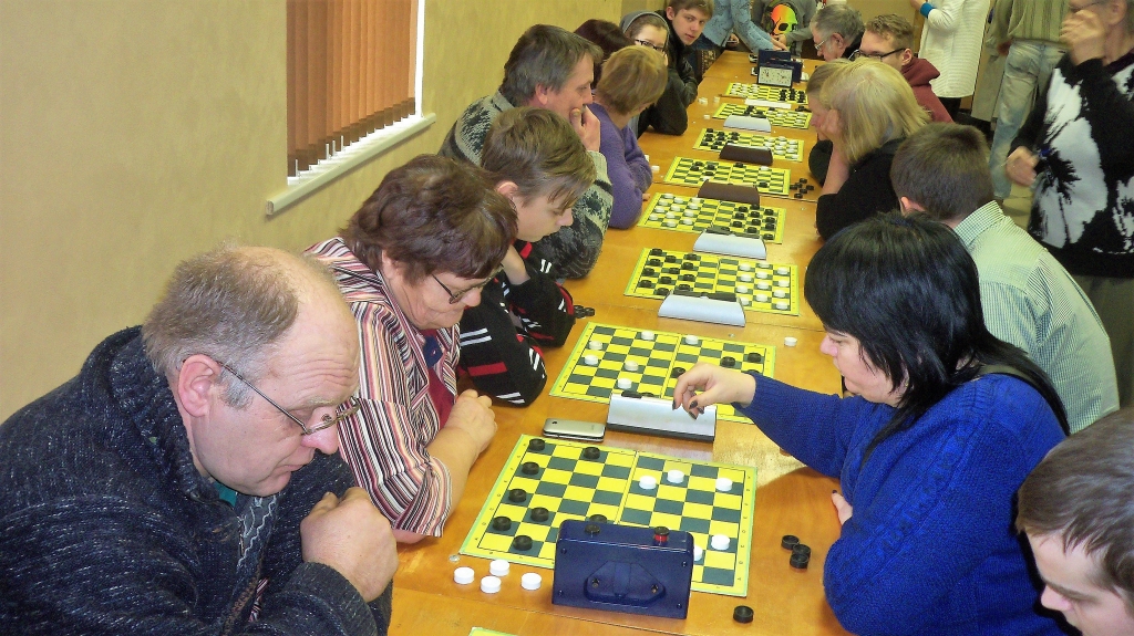 FOTO: Cīnās par Dzērves kausu dambretē
