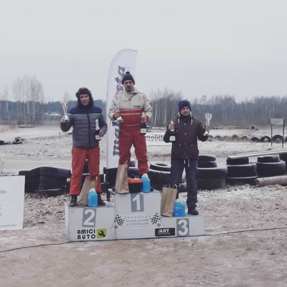 Sandis Džeriņš un Aivars Galbāliņš kāpj uz goda pjedestāla Upesciemā