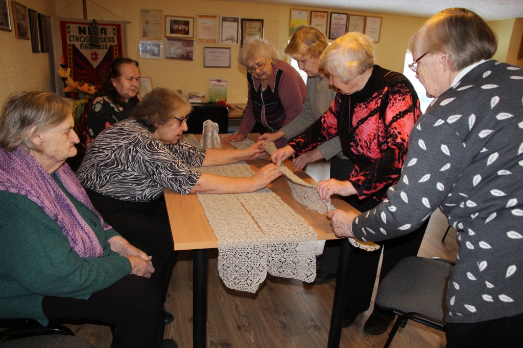 Nīcā rokdarbnieces darina lina galdautu