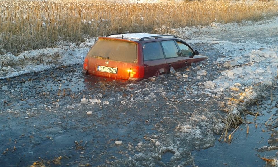 Ālandes upē ielūst auto