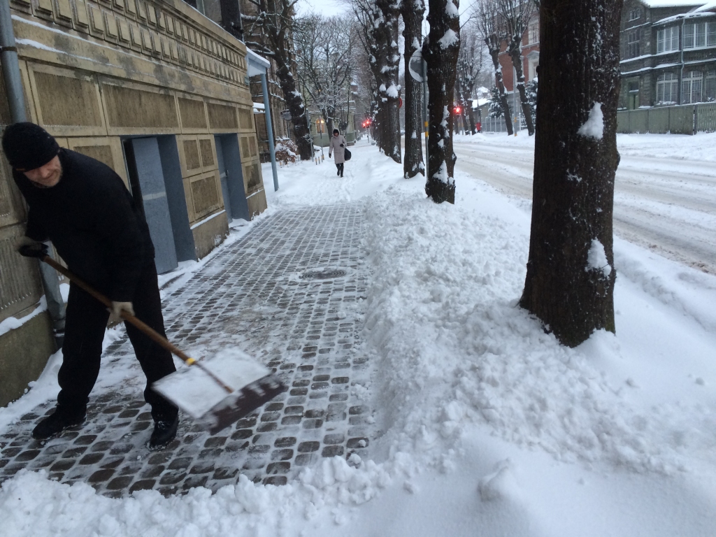 ''Komunālā pārvalde'' pamāca liepājniekus kā pareizi tīrīt sniegotās ietves