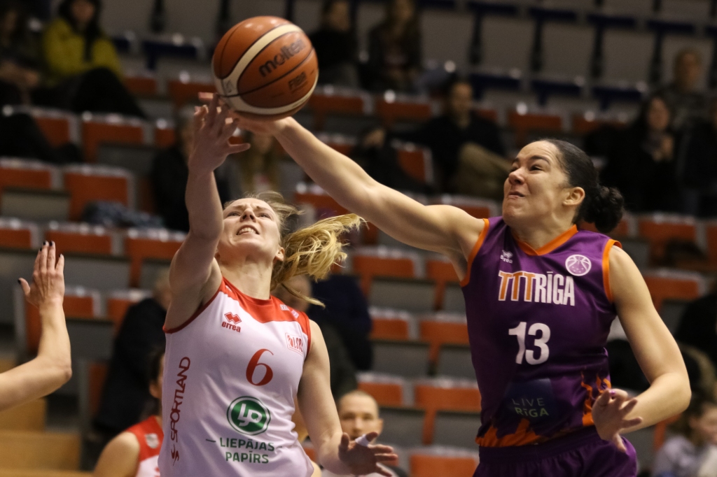 FOTO: "TTT Rīga" droši uzvar "Liepājas papīru/LSSS" Latvijas spēcīgāko sieviešu basketbola komandu duelī