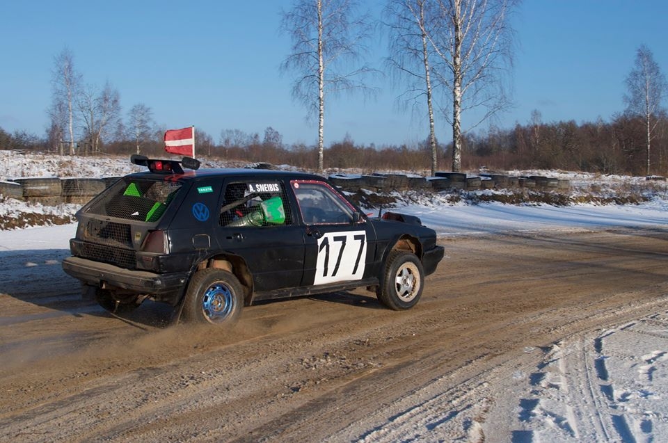 FOTO: Nelabvēlīgie laikapstākļi liedz divas nedēļas pēc kārtas rīkot autosprintu 
