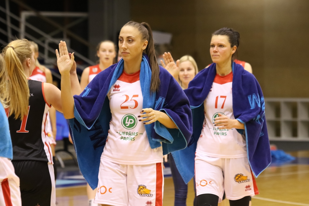 FOTO: "Liepājas papīra/LSSS" basketbolistes sagrauj "Tallinas Universitāti"