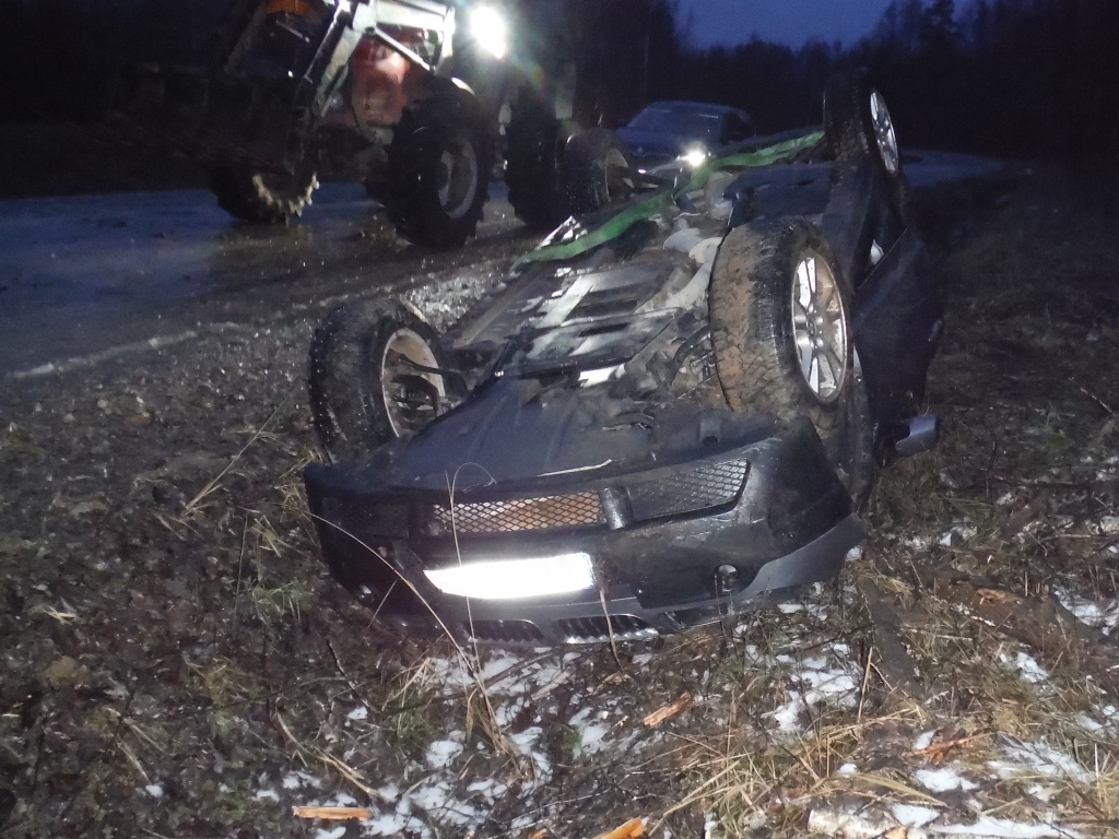Dunikas pagastā, saslīdot uz ceļa, apgāžas automašīna