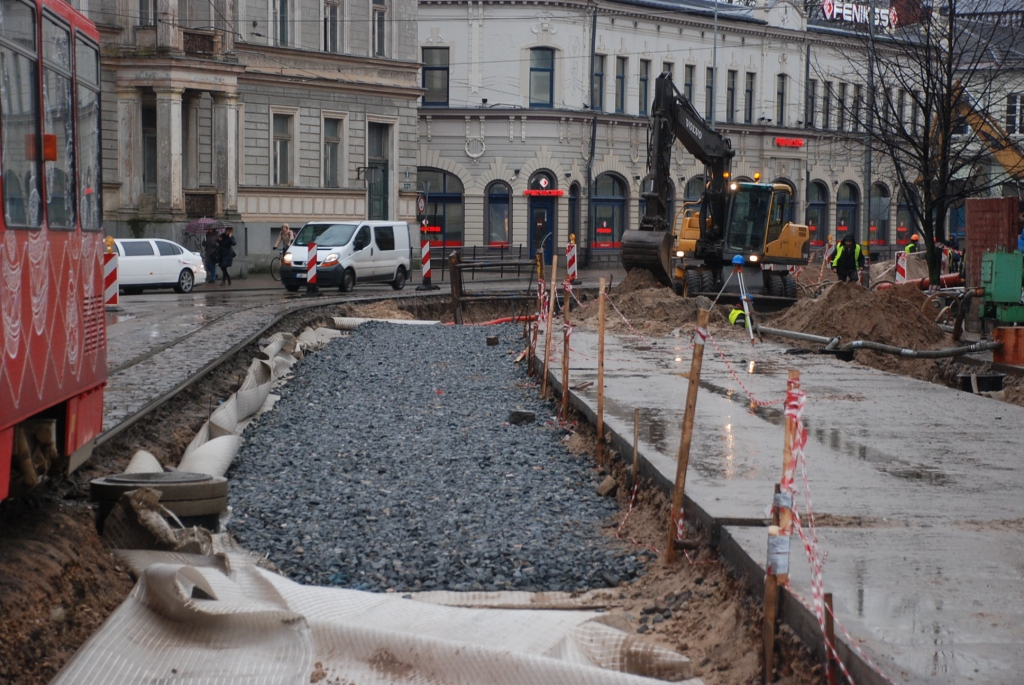 Brīdina par skaļiem darbiem naktī pie Tramvaja tilta Liepajā