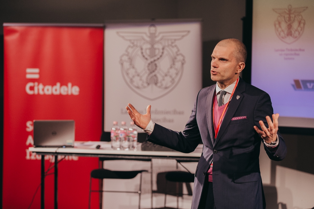 FOTO: Kurzemes biznesa forumā uzņēmēji dalās ar iedvesmas stāstiem; atklāšanas uzrunā aicina atbildīgi izvēlēties, par ko balsot Saeimas vēlēšanās