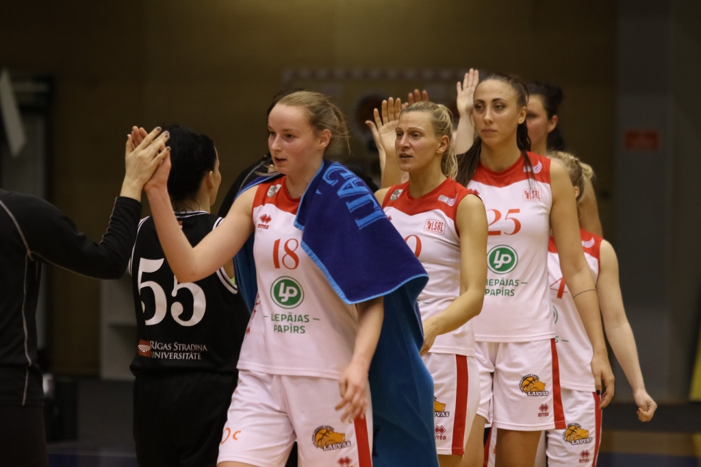 FOTO: "Liepājas papīrs"/LSSS basketbolistes apvienotā čempionāta mačā pārliecinoši uzvar RSU