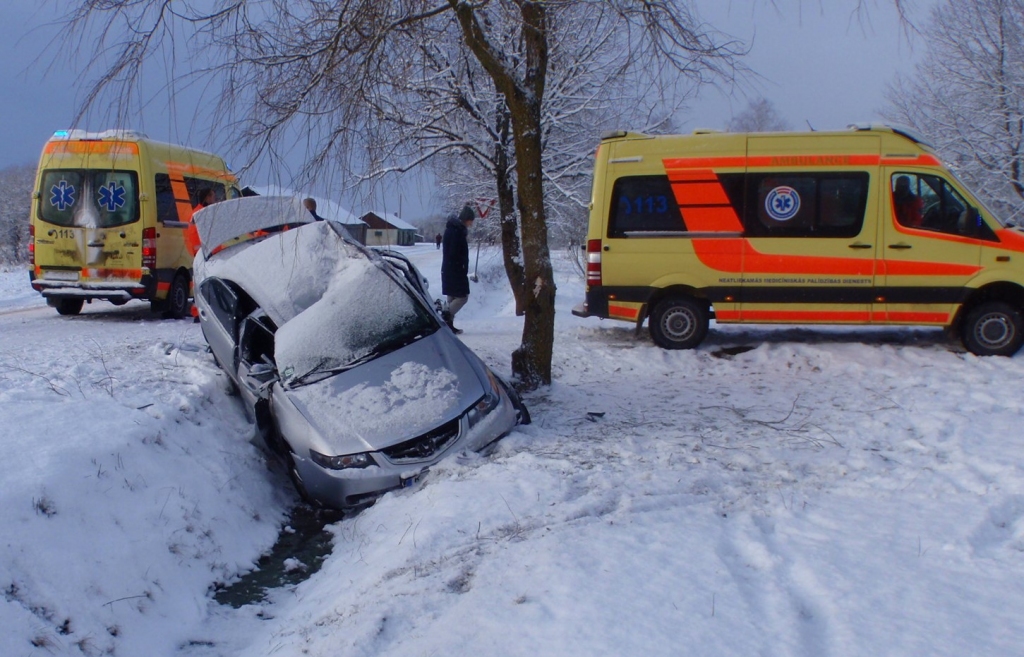 PAPILDINĀTS AR FOTO. Uz autoceļa Bārta – Kalēti izglābj automašīnā iespiestu cilvēku