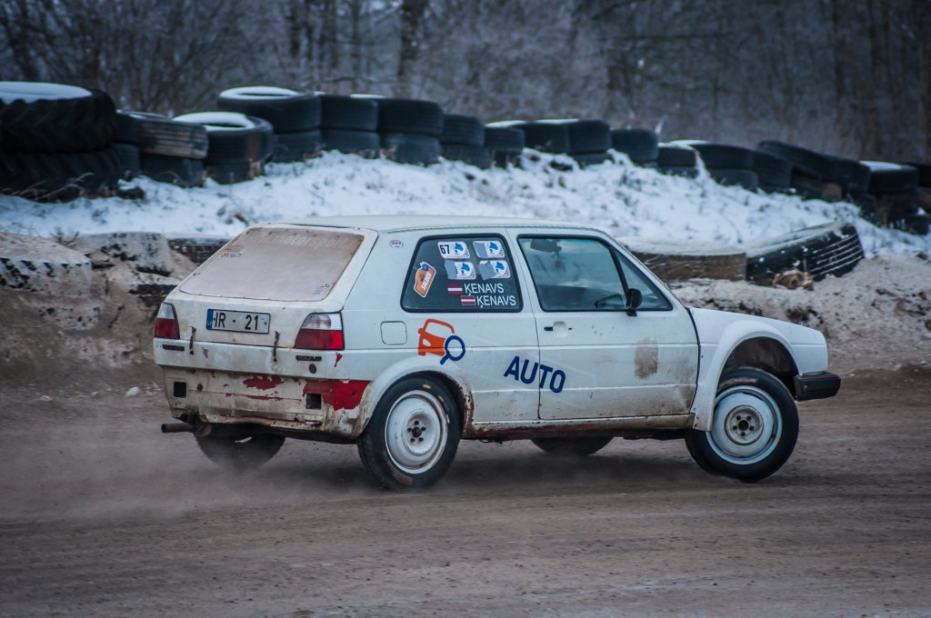 FOTO: Autosportistus "Kurzemes ziemas kausā" Priekulē sagaida ziemīgi laikapstākļi