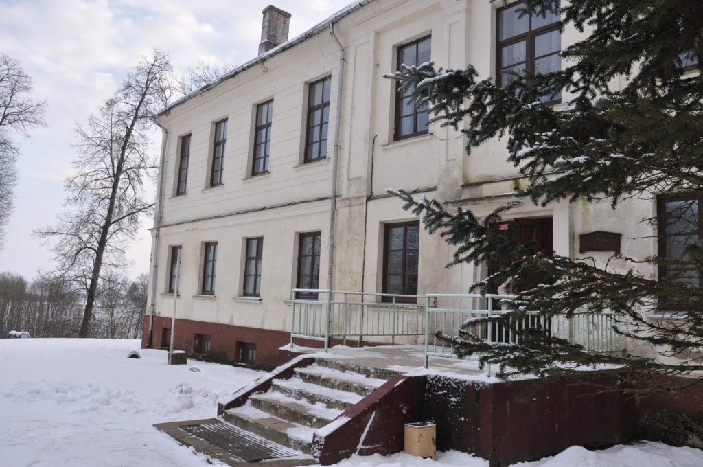 Izsolē pārdos Rāvas skolu