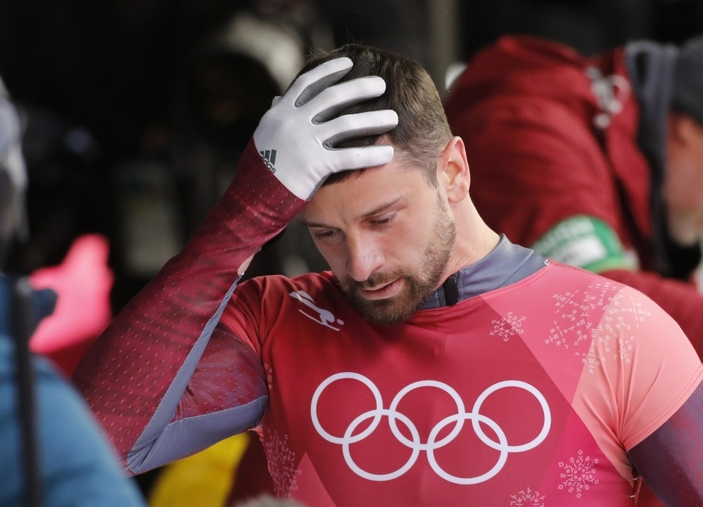 Martins Dukurs kļūdās pēdējā braucienā un paliek bez medaļas Phjončhanas olimpiskajās spēlēs
