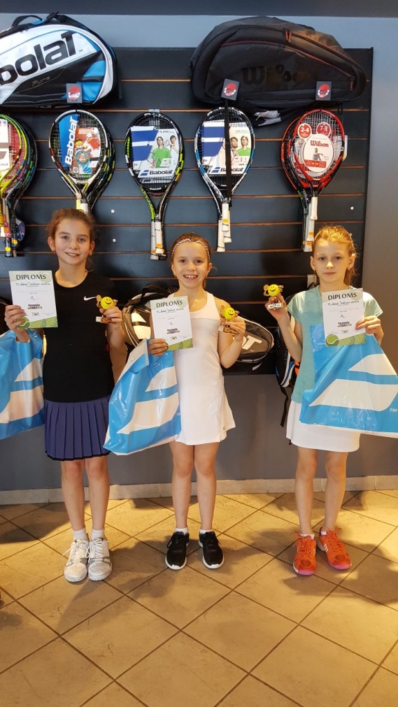 Liepājas jaunie tenisisti no Ādažiem atved zelta un sudraba godalgas