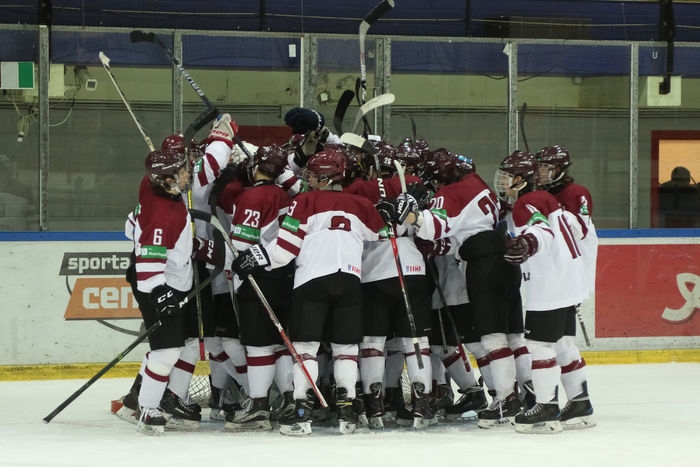 Juniori zaudē Dānijai 20 "bullīšu" sērijā, bet uzvar četru Nāciju turnīrā
