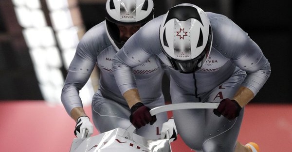 Latvijai pirmā medaļa - Melbārdim un Strengam bronza divniekos