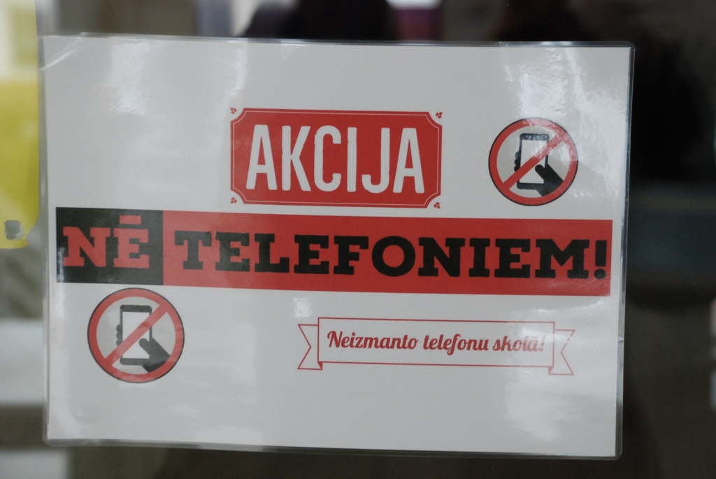 Aizputes vidusskolā mobilos telefonus vairs neizmanto