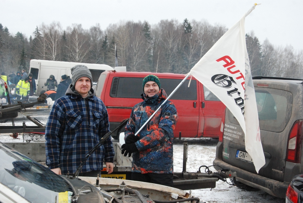 Vecpilī folkreisā uz starta pieci mūsējie, autokrosā - divi