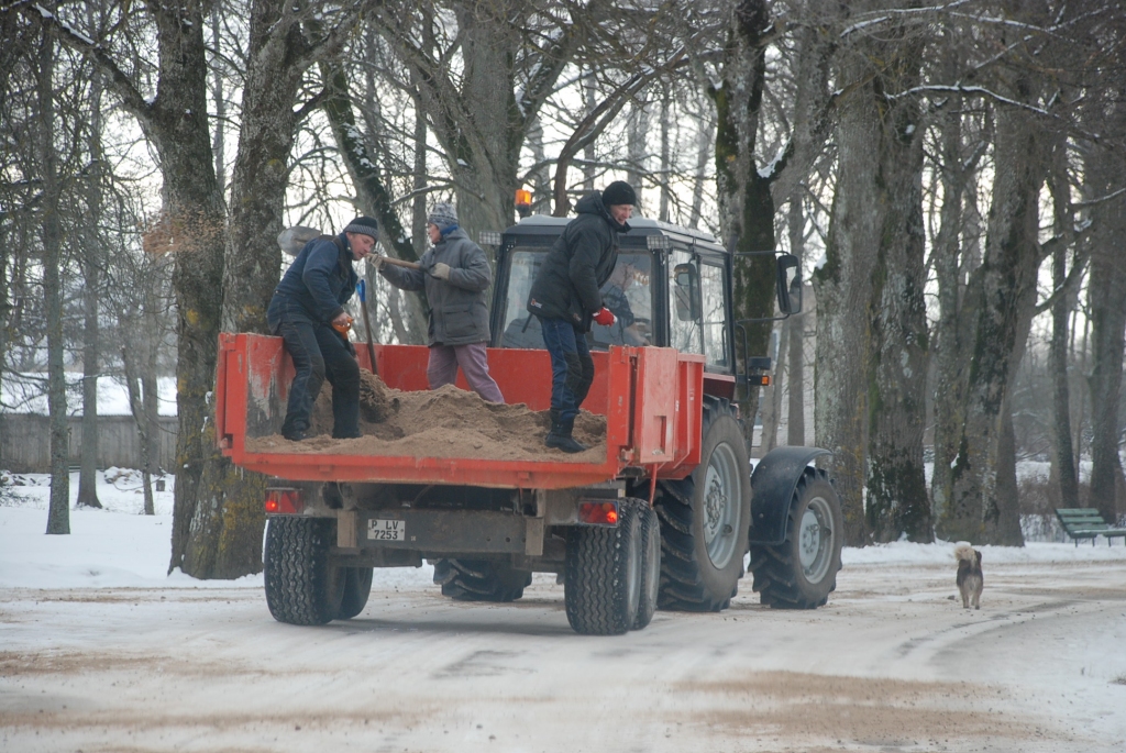 Ceļus kaisa ar lāpstām