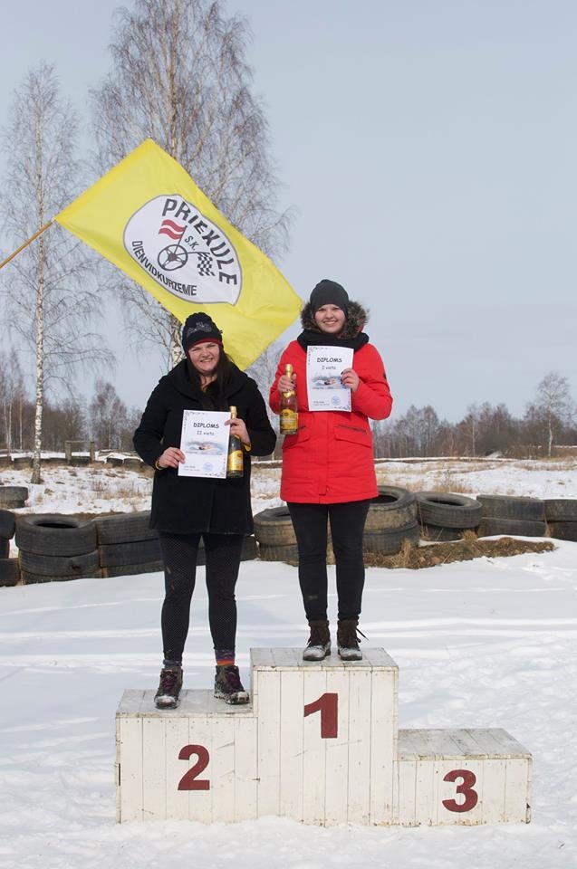 FOTO: Autosportisti Priekulē steidz baudīt ziemas autokrosu