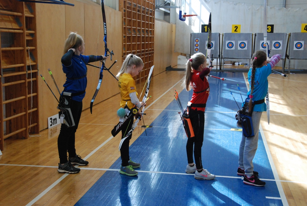FOTO: Jaunie loka šāvēji Grobiņā cīnās par Latvijas čempionāta godalgām