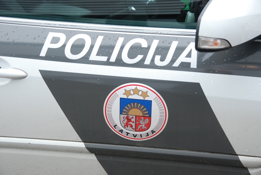 Valsts policijas darbinieki nogādā mājās apmaldījušos meiteni