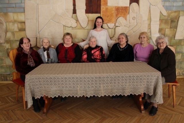 Nīcas Kultūras namam uzdāvina galdautu
