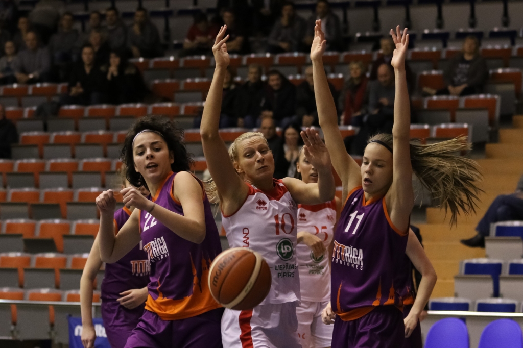 "Liepājas papīra"/LSSS basketbolistes apvienotā čempionāta mačā pārspēja "TTT Rīga-Juniores"