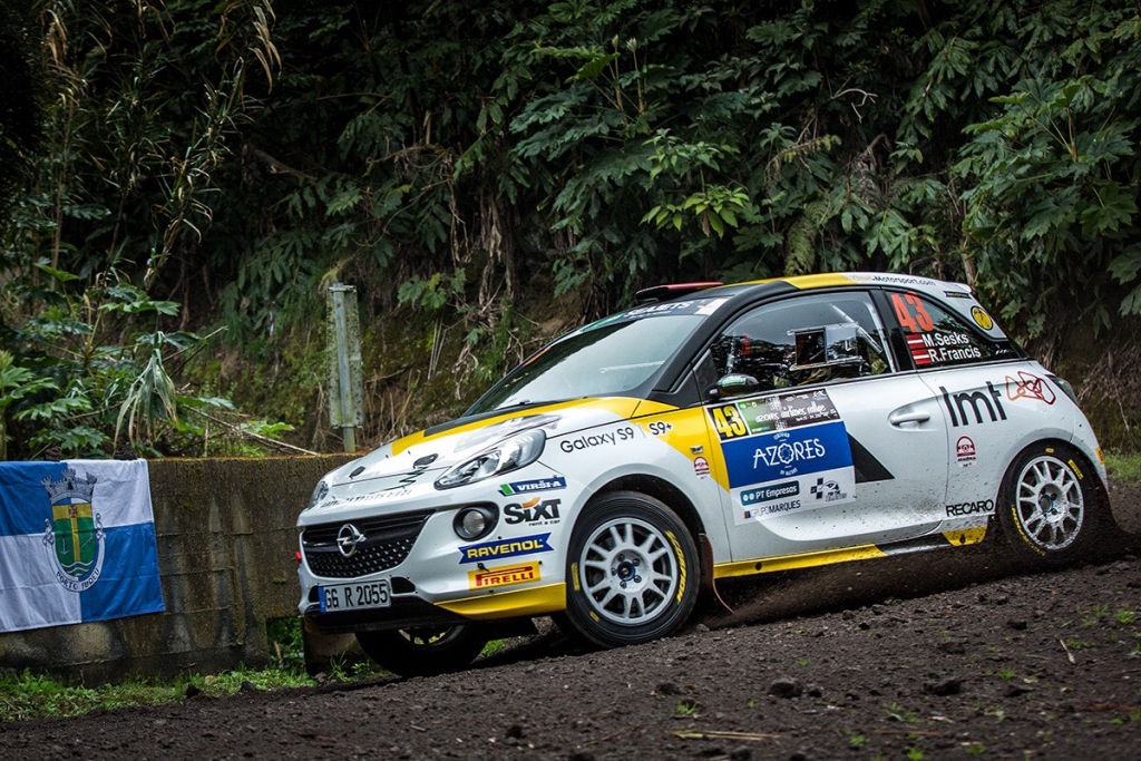 Rallija braucējs Sesks pēc riepas plīsuma noslīd uz otro vietu Azoru rallija junioru ieskaitē