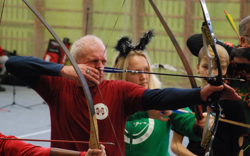 Tālivaldis Sveile izcīna sudraba medaļu Lietuvas ziemas čempionātā loka šaušanā