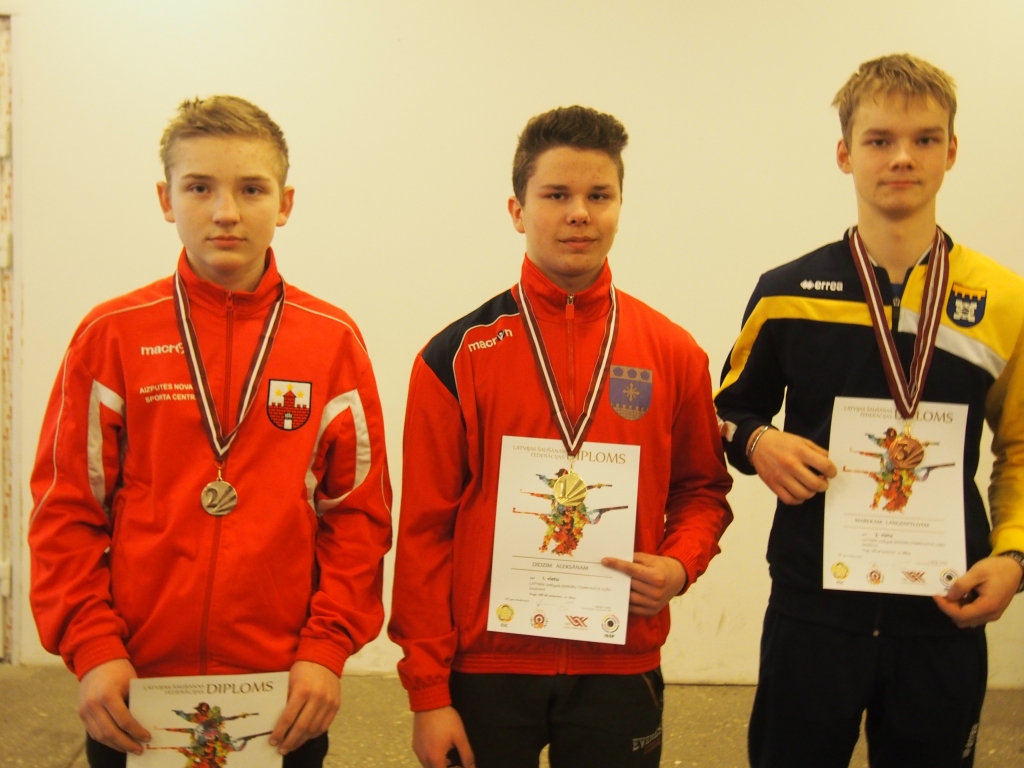 Aizputnieki izcīna medaļas Latvijas junioru čempionātā ložu šaušanā