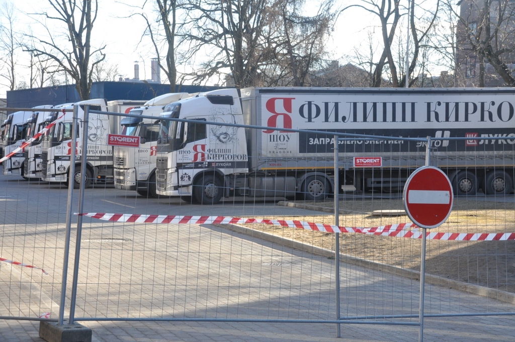FOTO: Filipa Kirkorova cienītāji ierodas uz koncertu Liepājā