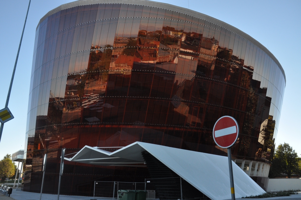  Latvijas iedzīvotājiem televizors aizstāj kultūras pasākumus; trešdaļa kultūras pasākumiem naudu netērē vispār