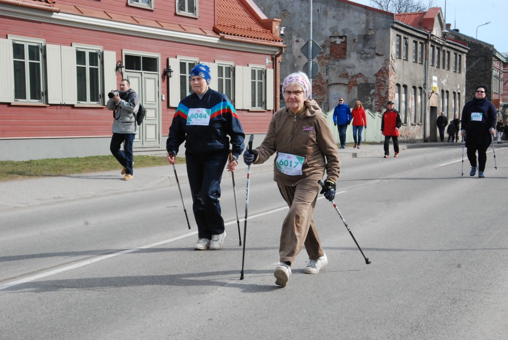 FOTO: Simtiem skrējēju pieveic Liepājas pusmaratonu