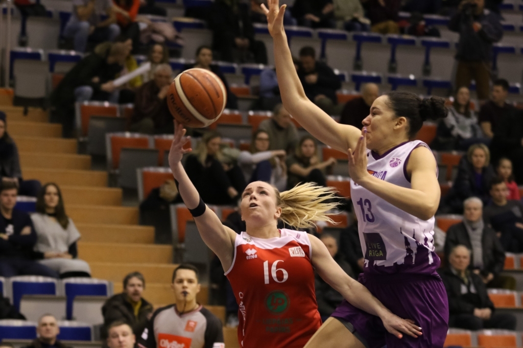 "TTT Rīga" LSBL finālsērijas pirmajā mačā uzvar "Liepājas papīrs"/LSSS basketbolistes